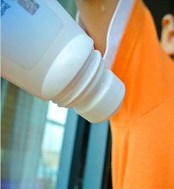 告别尴尬，清新一整夏 走珠止汗露，有效治疗狐臭与汗味